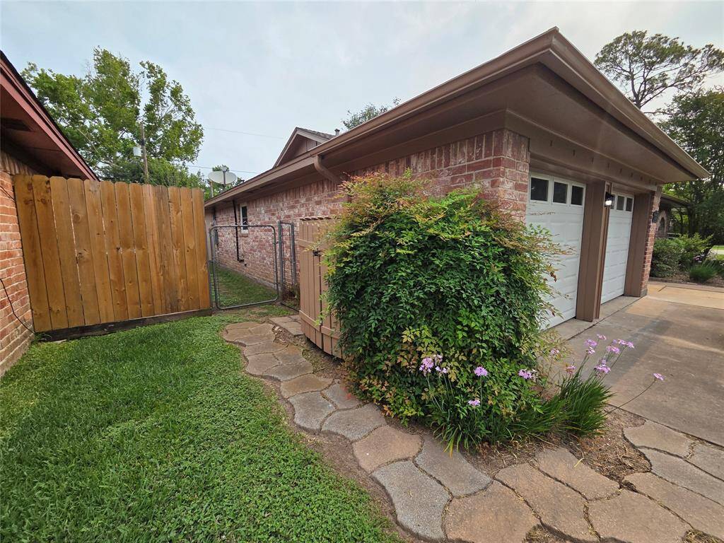Side Walk Way to the Trash Can Holder and a Gate to the Backyard!