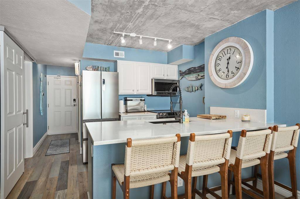 Breakfast bar for casual dining island style.