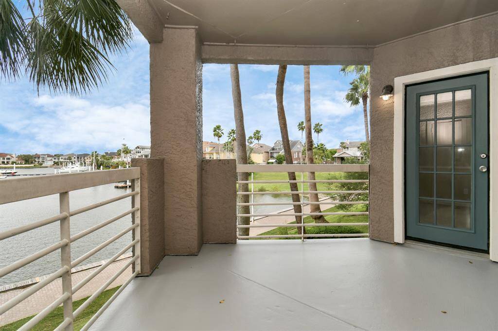 Photos displayed may be of similar apartments or floor plans featuring the same finishes