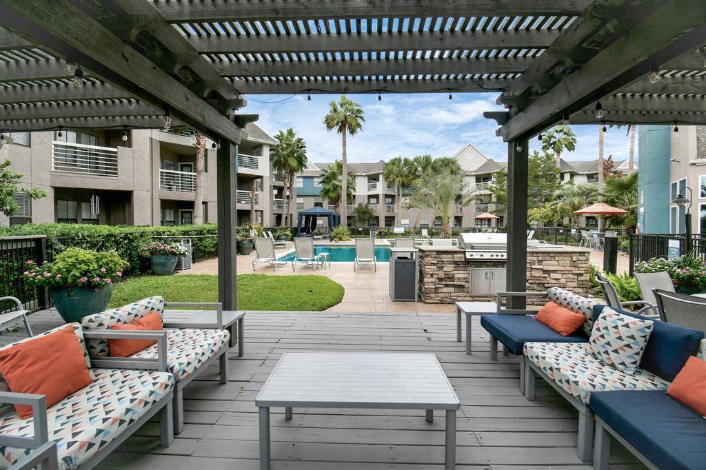 Photos displayed may be of similar apartments or floor plans featuring the same finishes