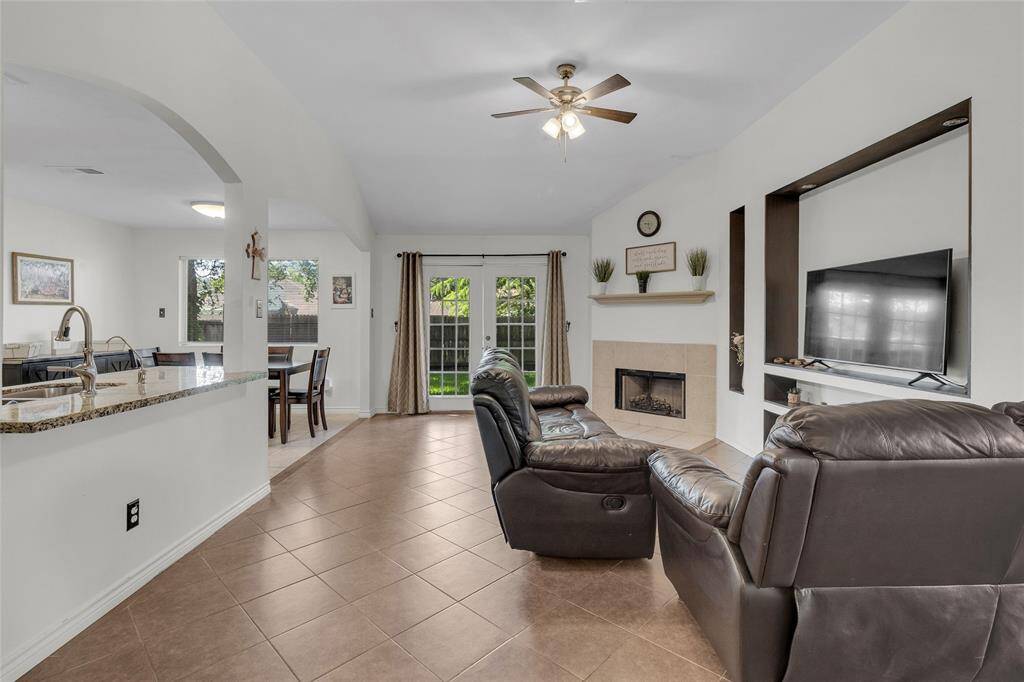 Spacious and Inviting Living Room with Modern Touches