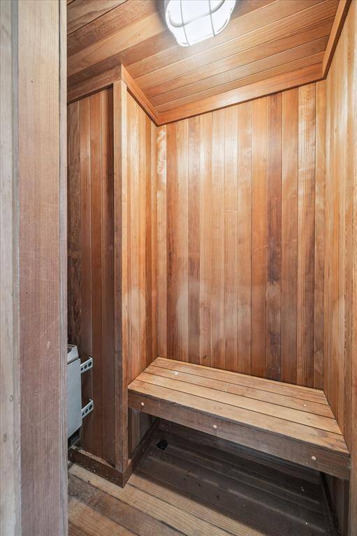 Experience ultimate relaxation in the second-floor dry sauna, conveniently located next to the principal bedroom.