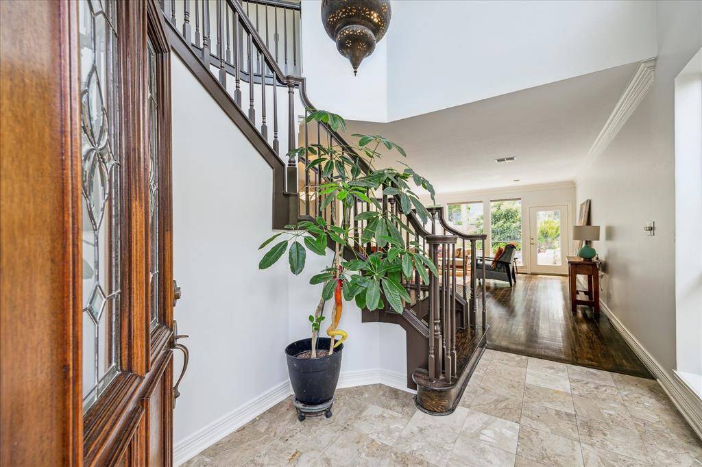 Welcome to a stunning entrance featuring elegant design and natural light.