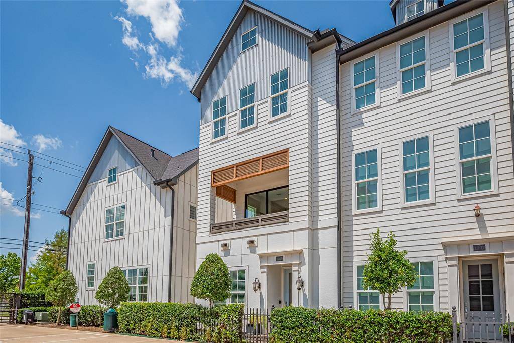 1205 Timbergrove Acres is located near the entry gate and at the end of three homes.