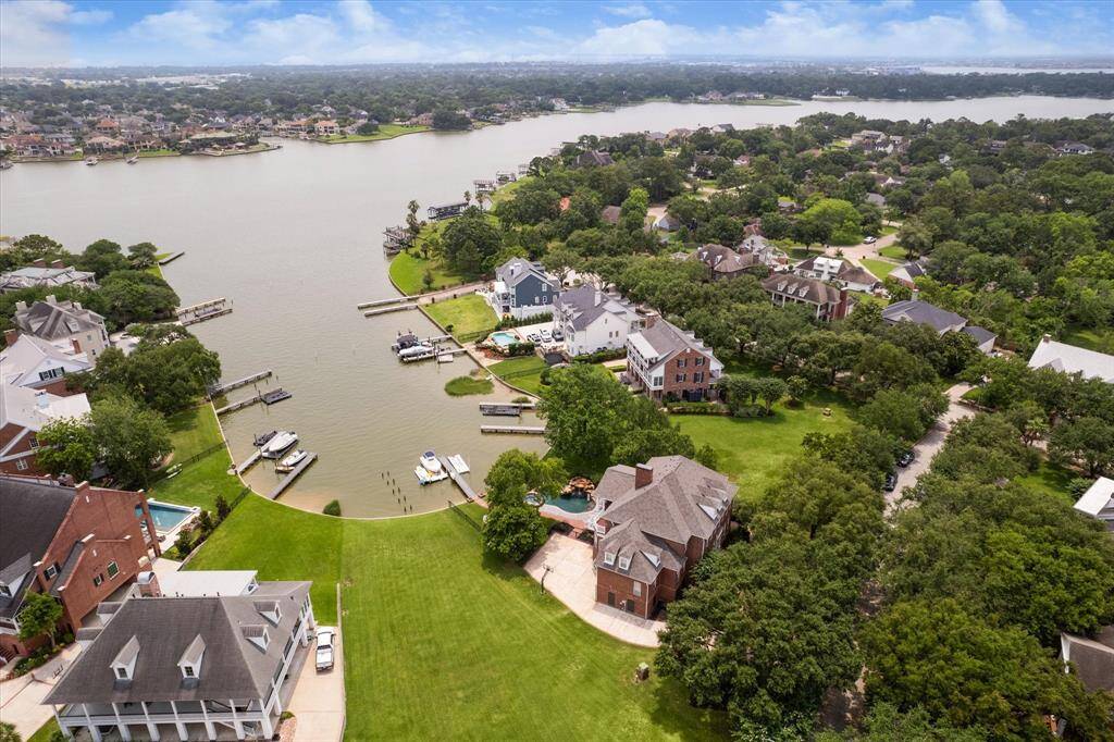 Beautiful view of Taylor Lake! Take your new boat out to Boondoggles or Kemah for dinner!