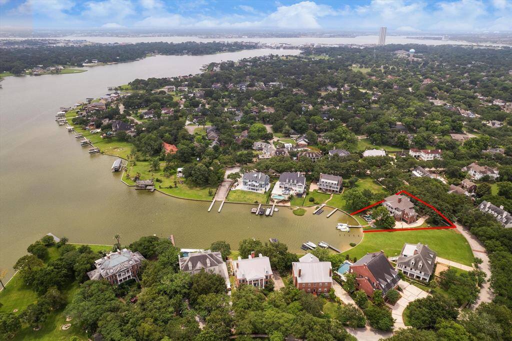 Easy access to Taylor Lake, Clear Lake, and the bay!