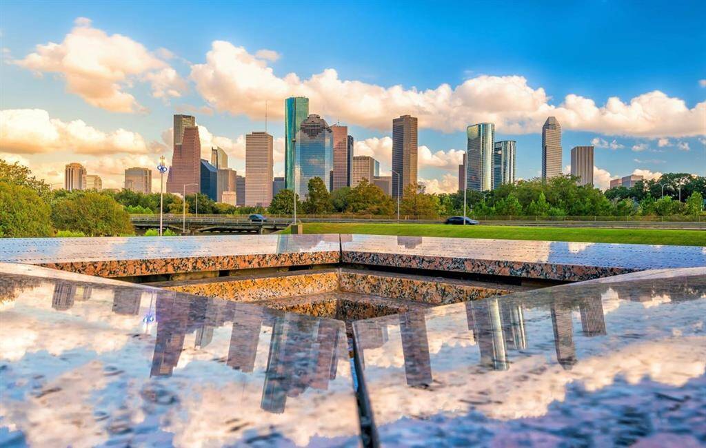 Located just 4 miles northwest of Downtown Houston—home to numerous Fortune 500 companies—it's only a 10-15 minute drive to the nation's energy capital.