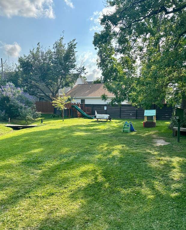 1 minutes walking distance to Triangle Park