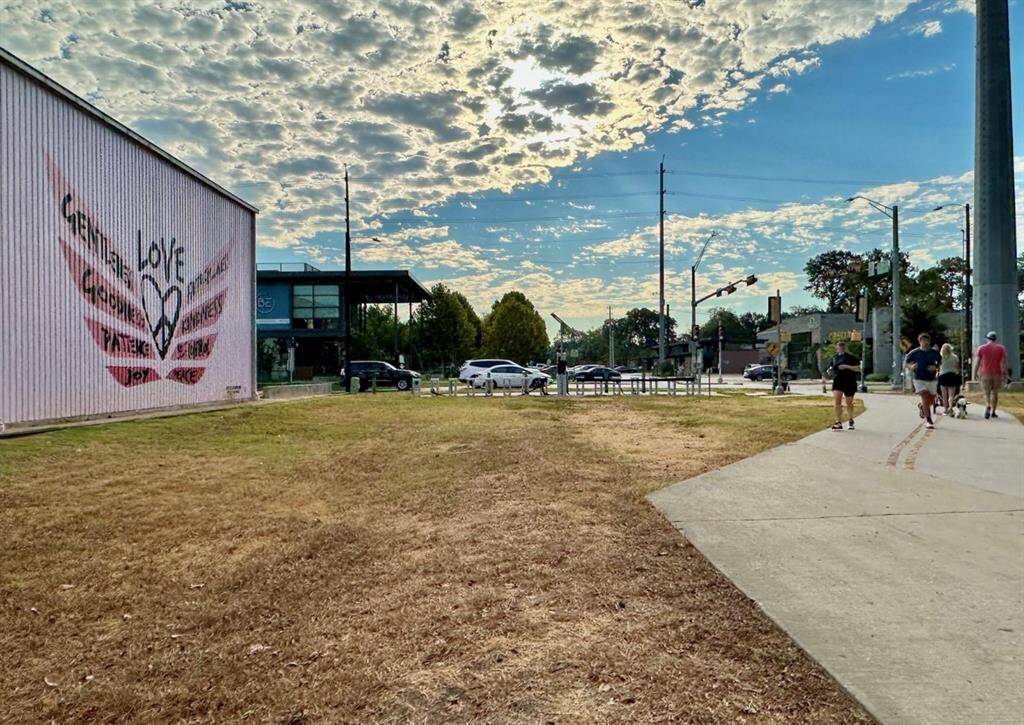 One of the great things about the Heights, isn't just the abundance of amazing restaurants and shops, but the sheer walkability with popular trails such as the White Oak Hike & Bike