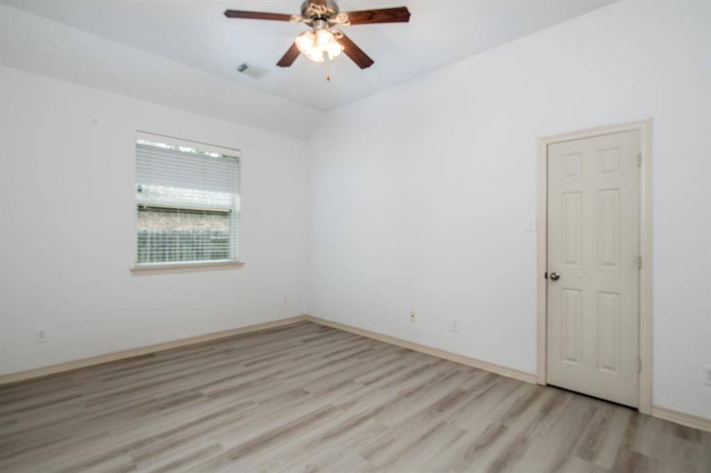 The third bedroom provides a quiet and cozy space, ideal for family, guests, or a personalized workspace.