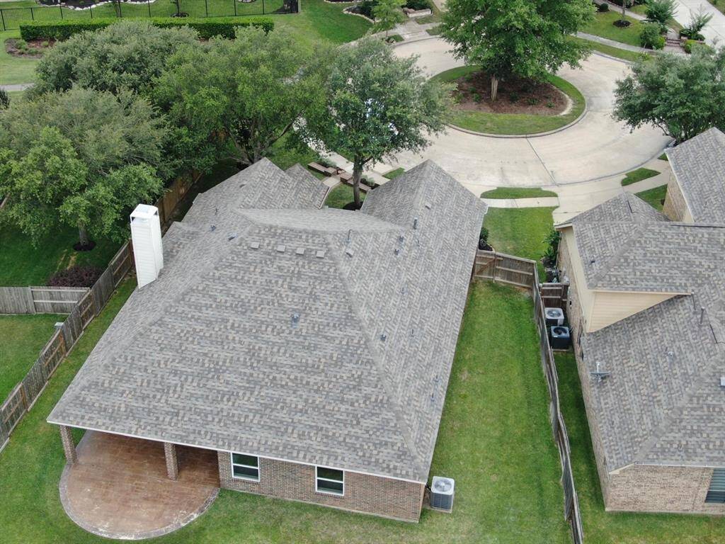 Large Yard, new Roof and in a cul de sac