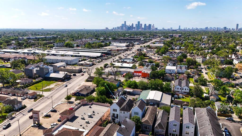 Enjoy close proximity to parks, restaurants and all Heights entertaining!