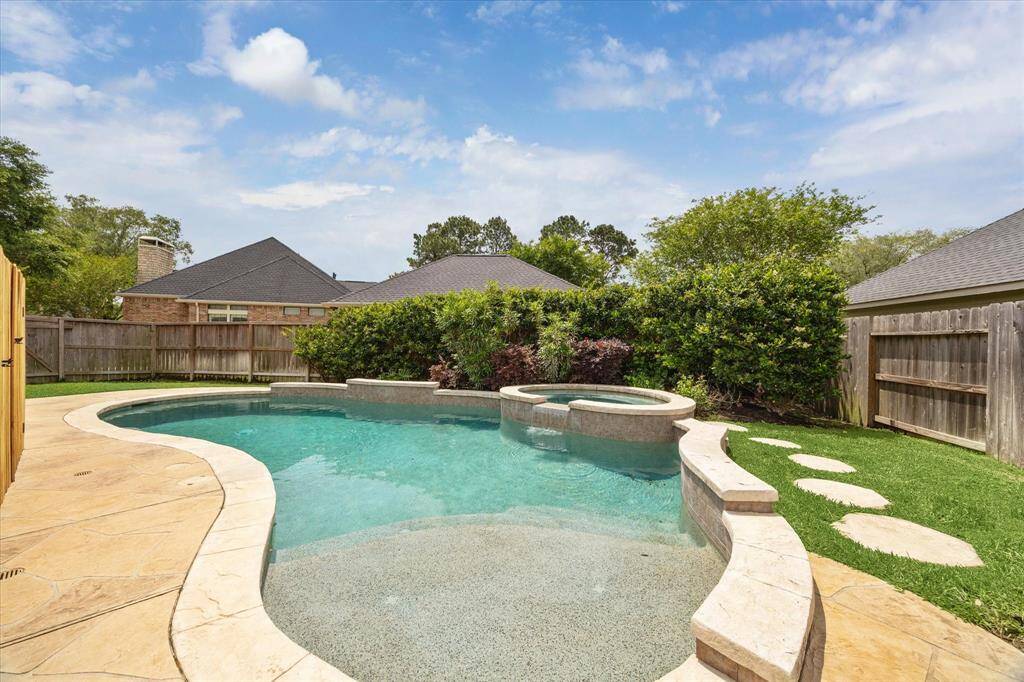 Self cleaning saltwater pool/spa to enjoy!