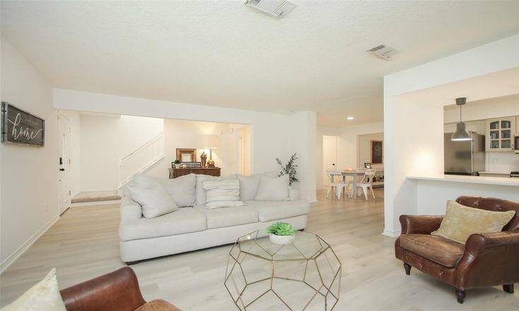 Open Concept ViewOpen sight lines from the living room to entry, dining, and kitchen.