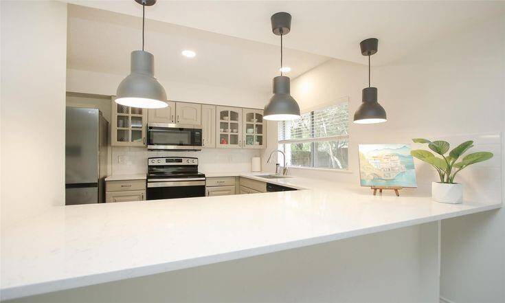 Wide Kitchen AngleFunctional L-shaped kitchen with modern finishes and plenty of counter space.