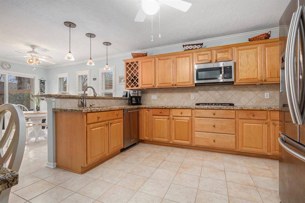 Beautiful Craftman cabinets includes a wine rack, plenty of storage, pot & pan drawer with gas stovetop and microwave. Crown molding adds a nice touch to the kitchen and breakfast room.