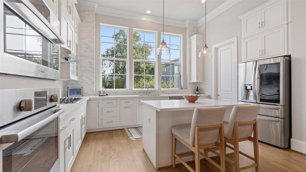Kitchen. Refrigerator included