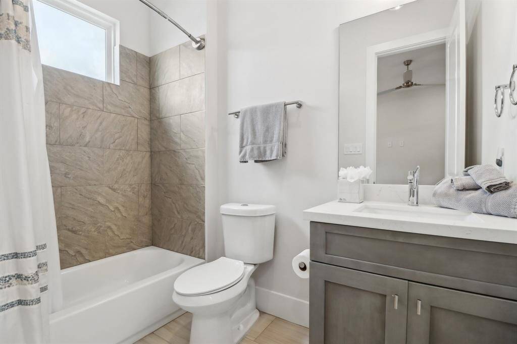 Secondary bath includes shower/tub combo