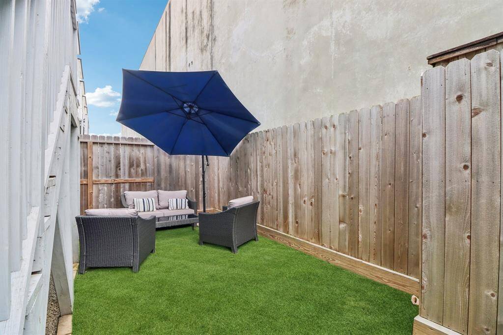 Great outdoor space for entertaining or pets
