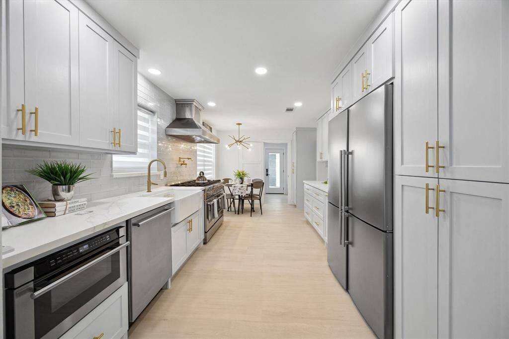 This kitchen is truly a chef’s dream—where style meets top-tier functionality.