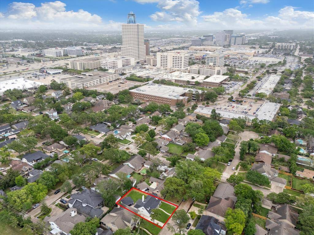 Enjoy proximity to a variety of shops and dining options just minutes away.