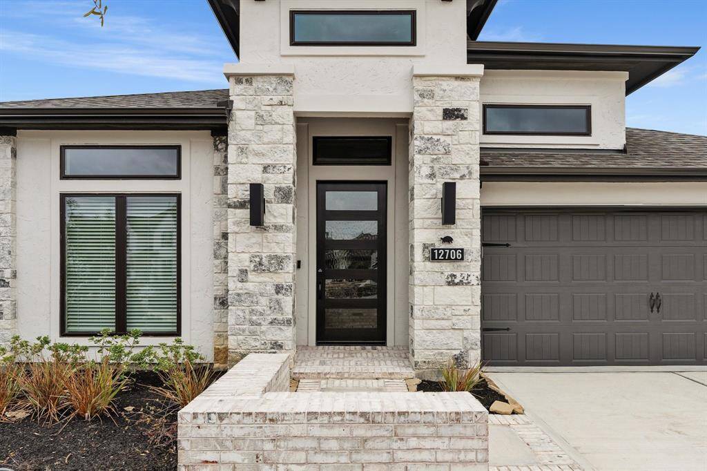 Modern elevation in this highly upgraded Perry home situated on cul de sac lot.