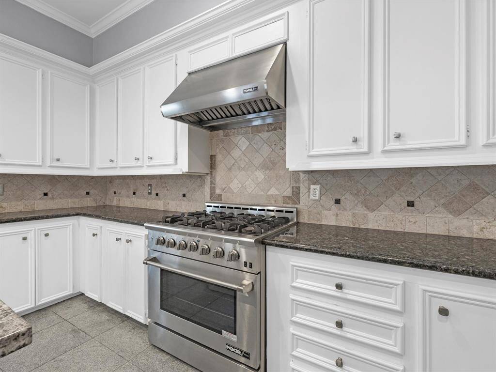 The 6-Burner Stainless Steel gas oven and range is ideal for the chef in all of us.