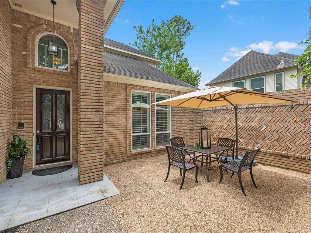 The private, front Courtyard is perfect for morning coffee, afternoon tea or evening cocktails.