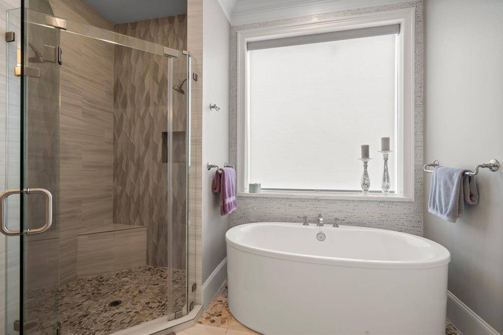 Unwind in the elegantly designed, spa-inspired Owners’ bath. Start your day refreshed with a spacious tiled shower featuring dual shower heads, a corner seat, and two built-in toiletry niches. In the evenings, sink into the deep soaking tub for the ultimate relaxation experience.