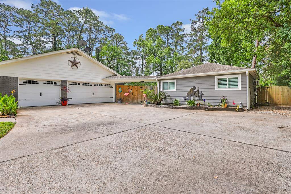 3 car garage and front of Guest House