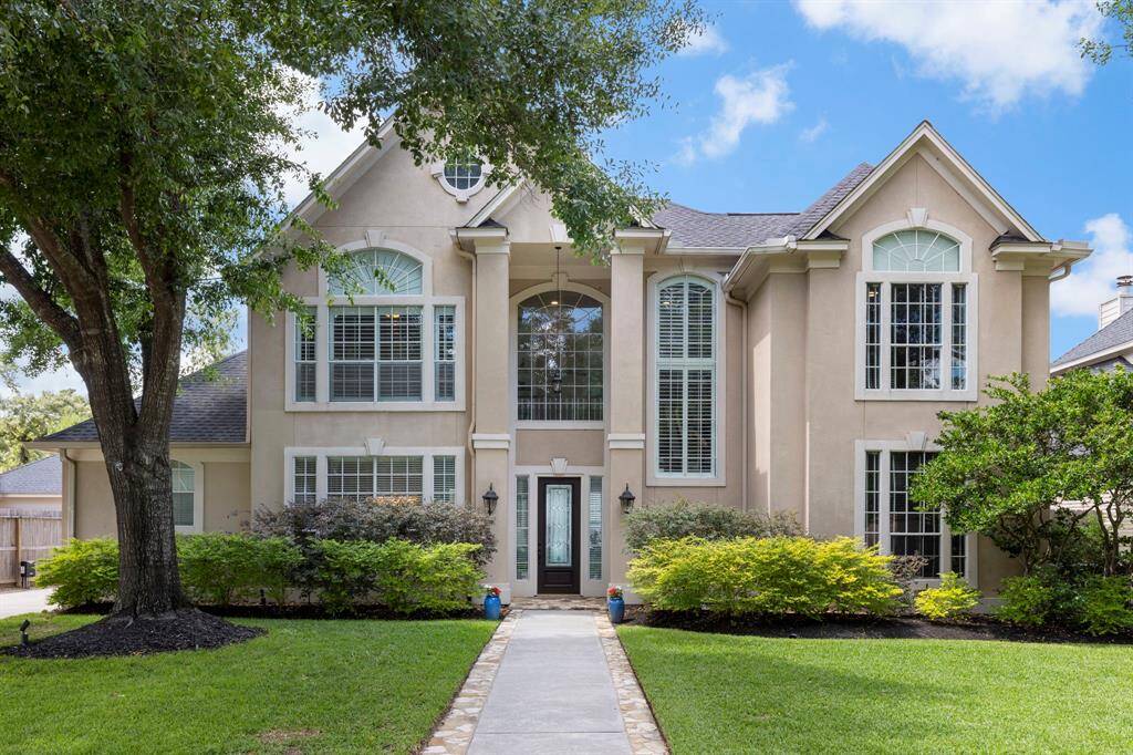 Welcome home to 13207 Regency Oak!