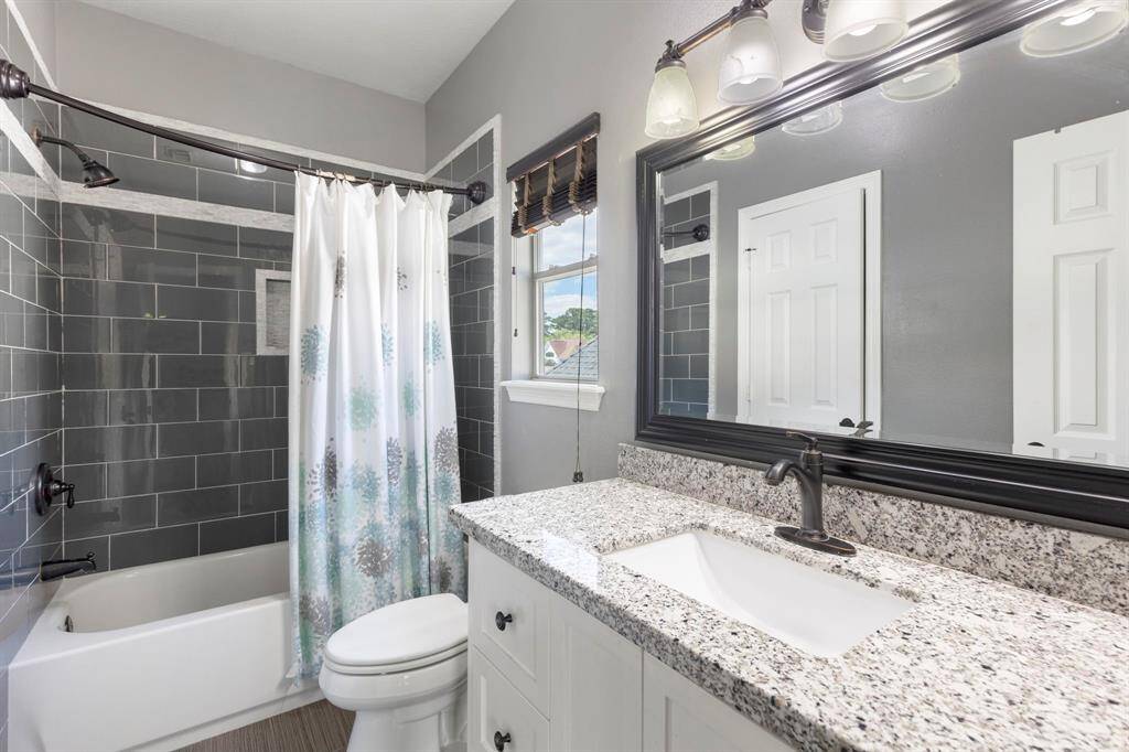 The secondary bedroom has an en-suite bathroom.