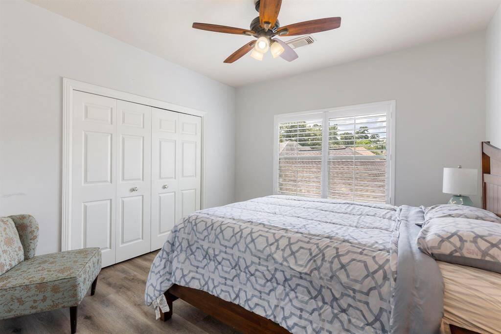 Secondary bedroom.