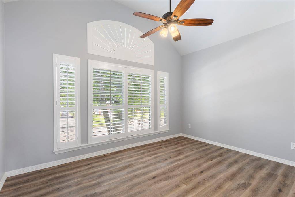 Secondary bedroom.