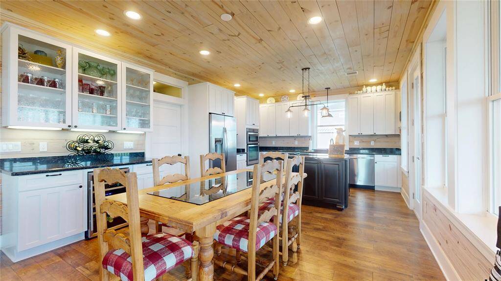 Open floor plan, so the chef can interact with guest! Additional dry bar and walk in pantry provide great storage and functionality