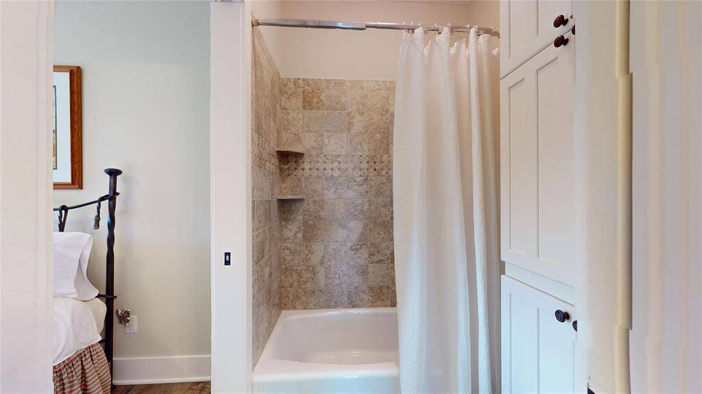 Full shower/tub combination for guest to use