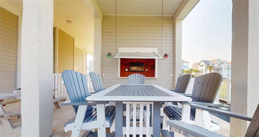 Entertaining in style with covered outdoor space!
