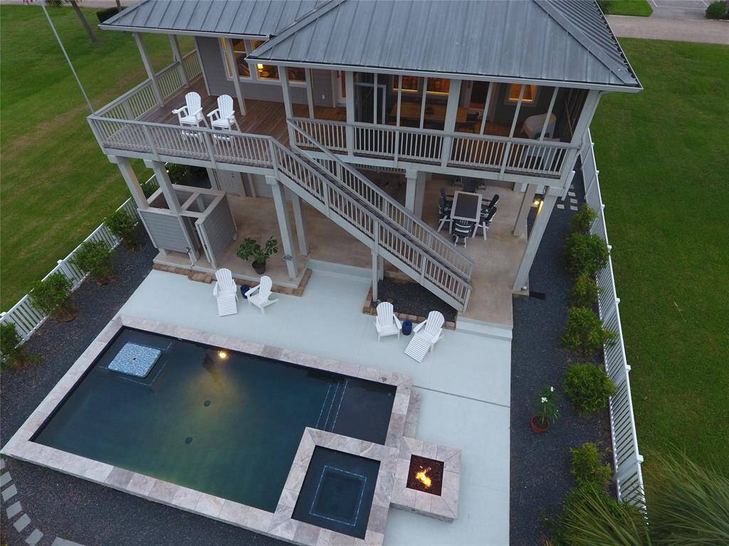 Check out that fire pit!