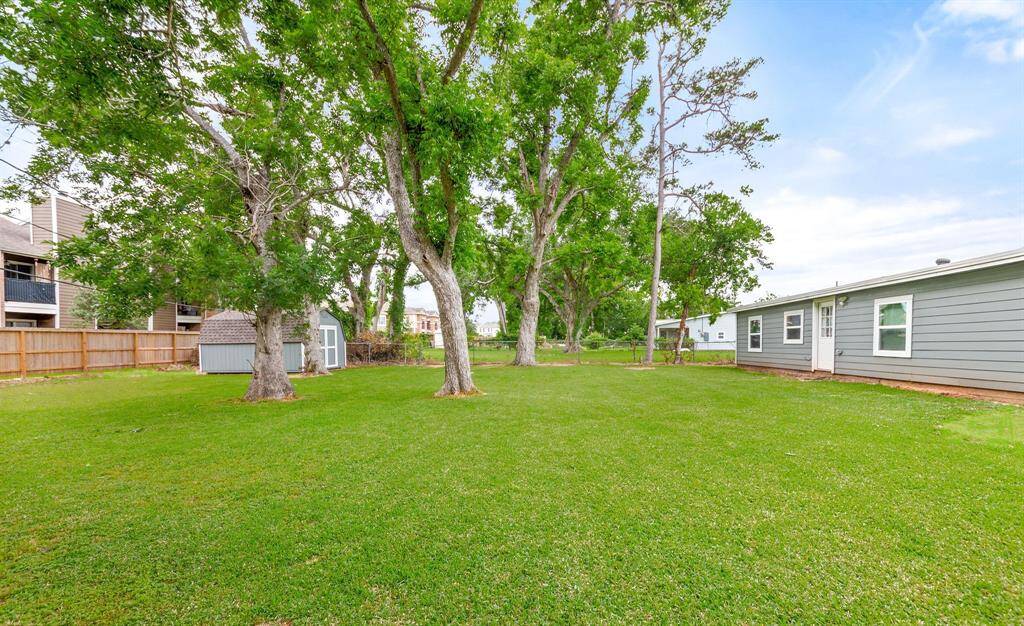 Spacious fenced yard ideal for outdoor fun