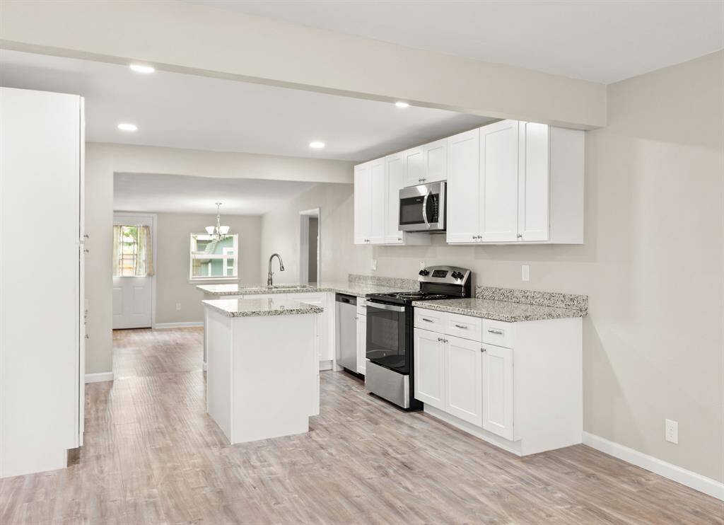 Beautifully updated kitchen with all recent updates and appliances