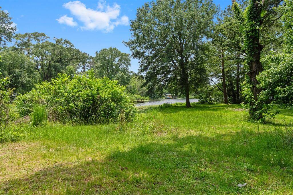 Lake access right in your backyard! Enjoy an evening of fishing or swimming.