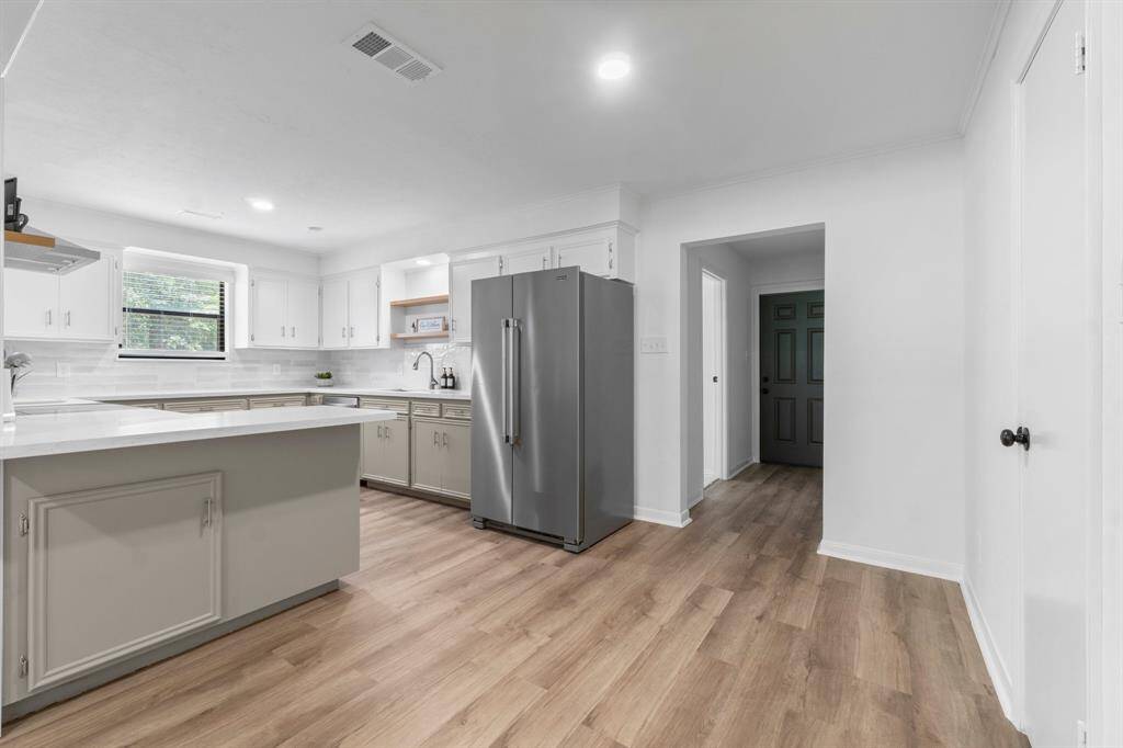 This kitchen features an eat in breakfast nook, pantry and extended countertop for a quick meal!