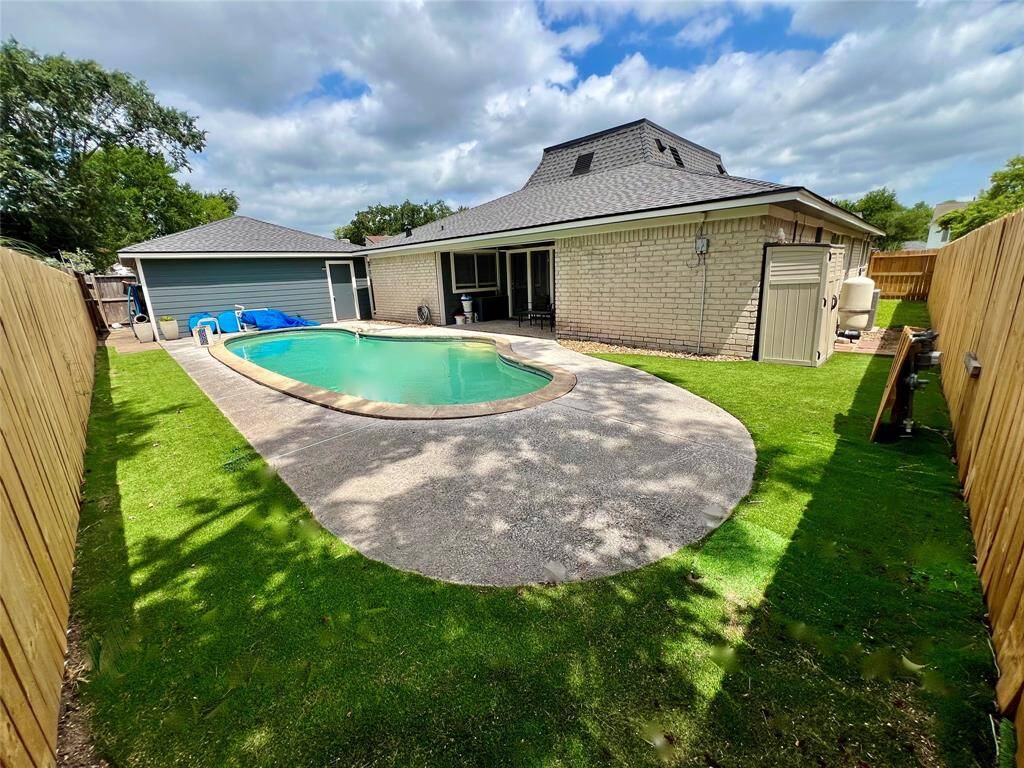Your private oasis awaits. Easy-living with turfed back yard. Turf is animal friendly.
