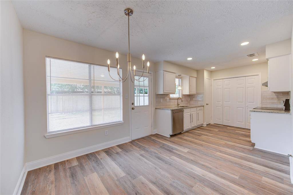 Breakfast and kitchen areas