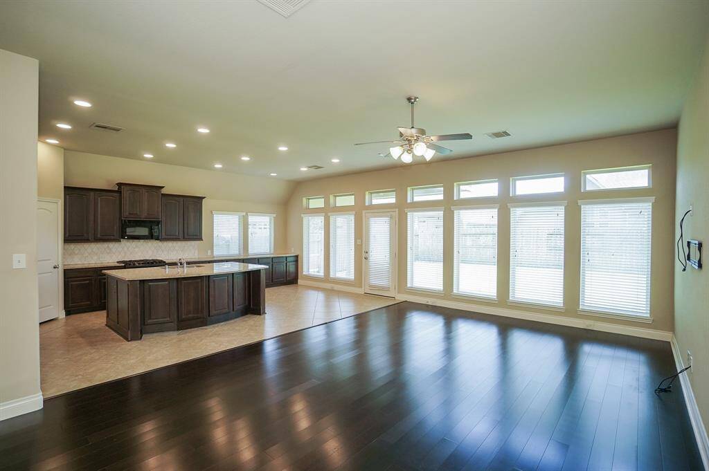 Natural light generously bathes this enormous common area with glorious sunshine and the deep skies of night. In the meantime, wherever people and kitchen aromas meet, the result is memorable!