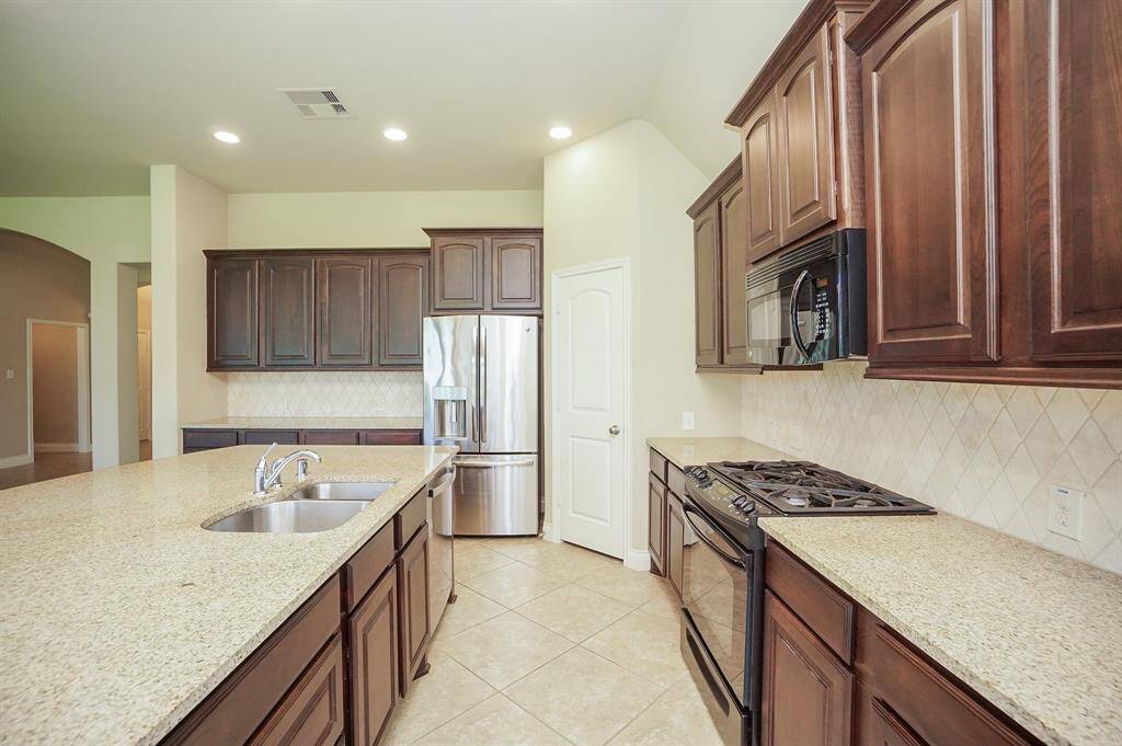 Open, unobstructed kitchen paths ensure easy prep, cooking and serving.