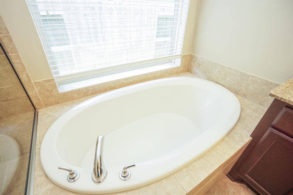 How tempting! A wide window sits above this darling Hollywood tub!