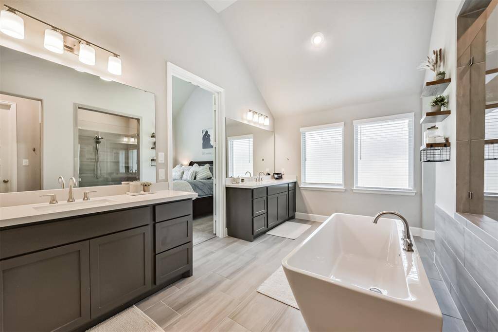 Guest 3 w/ En-suite Bath