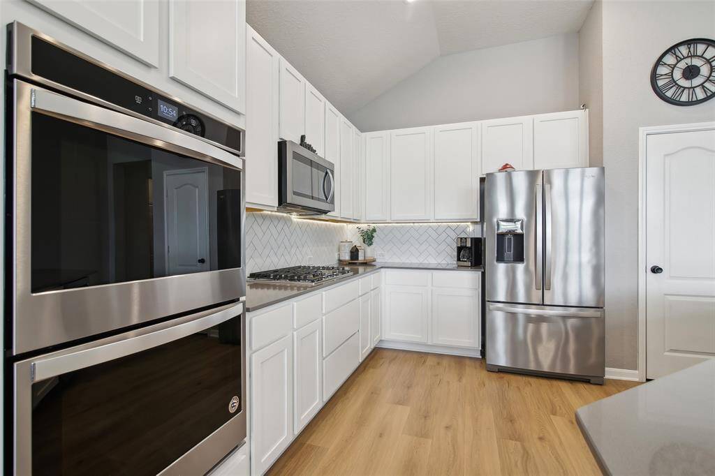 More features of this well-designed kitchen include Double Ovens, quartzite countertops, large sink / designer faucet and tall cabinets.