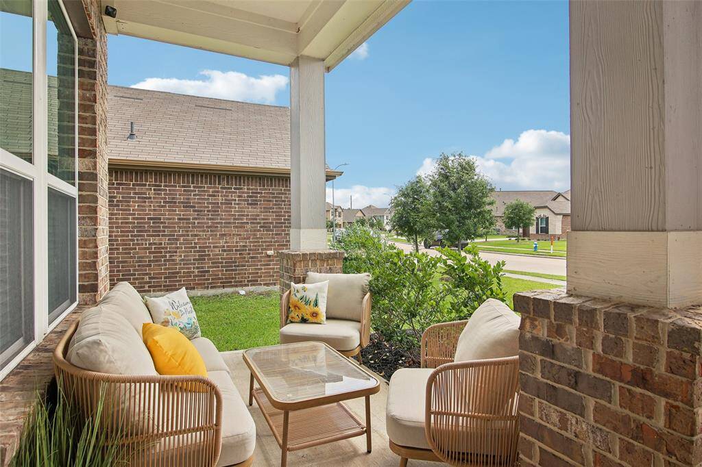 Relax and unwind on the charming front porch, peaceful outdoor space is the perfect spot to soak in the neighborhood charm and gentle breeze.